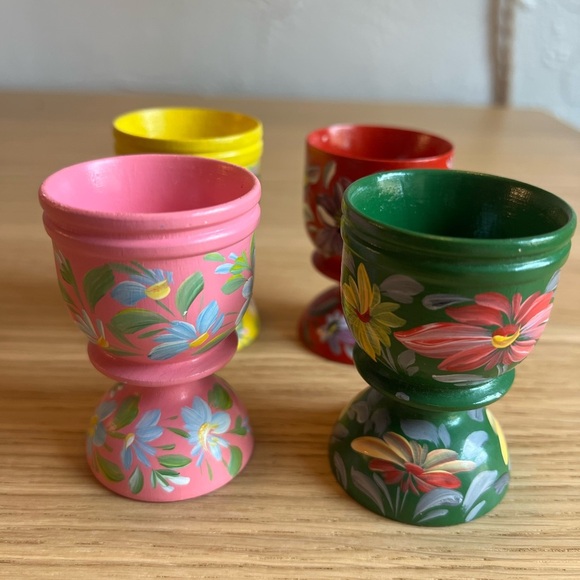 Set of 4 Hand-Painted Wooden Hungarian Farmhouse Egg Cups – Floral Vintage Decor - Picture 6 of 7
